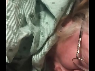 Coroa mamando na cama do hospital